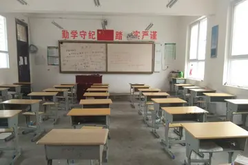 离开母校的日子作文700字（充满了无限的依恋）