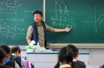 关于初中生作文600字（人生如诗的老师）