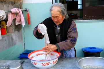 有关勤俭品质的作文精选范例（《勤俭持家的奶奶》）