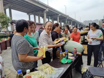 有关时刻感恩的作文精选范例（《活在感恩的世界里》）