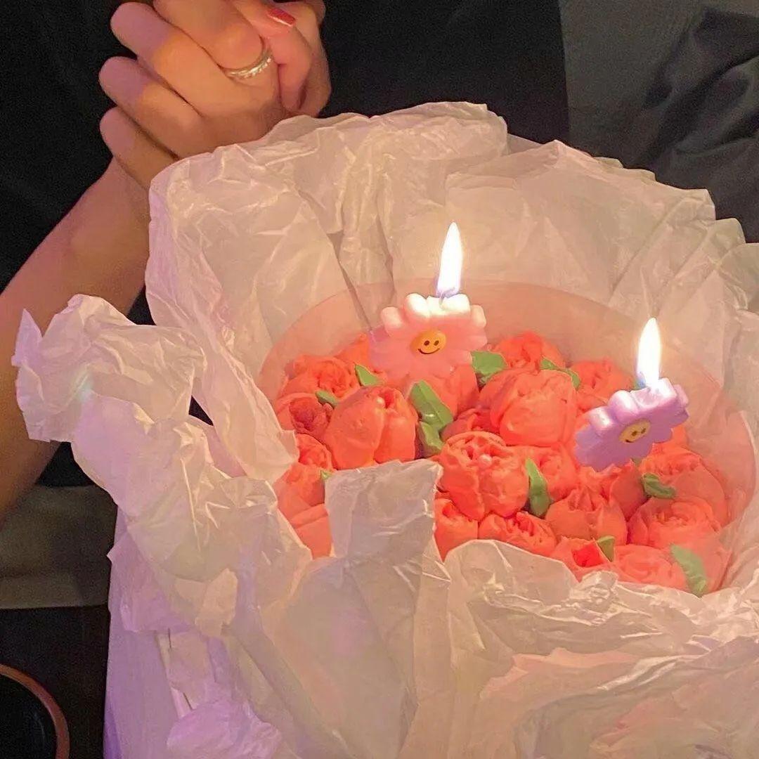 朋友生日发朋友圈的搞笑文案（高情商生日简短句子）