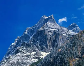 描写高山的优美句子（形容高山景色的句子）