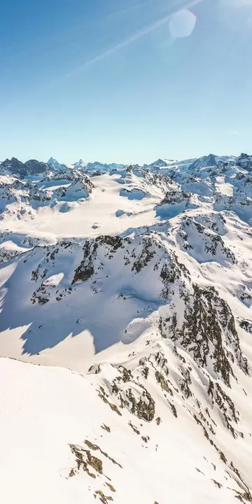 关于雪山的浪漫短句（形容雪山的优美句子）