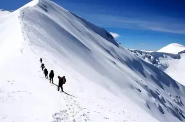 关于雪山的浪漫短句（形容雪山的优美句子）