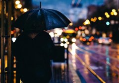 关于下雨的朋友圈文案（感受秋雨美景的句子）