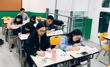 我的新语文老师作文600字初一（充满了爱意）