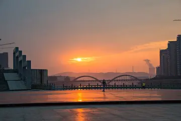 有关城市风景的作文精选范例（《美丽的城市风景线》）