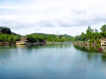 《美丽的湖中风景》（关于湖水景观的作文精选）