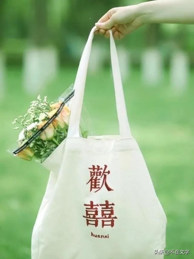 适合夏天的文案短句（关于夏天的唯美句子）