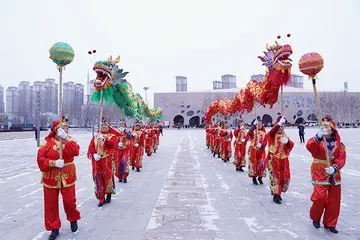 节日趣事的话题优秀作文（《过年，总有趣事发生》）