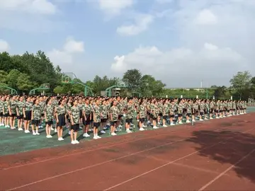 有关锻炼趣事的作文精选范例（《学校军训的趣事》）