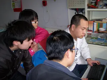 学会帮助的话题优秀作文（《帮助他人，快乐自己》）