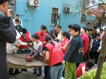 学会帮助的话题优秀作文（《帮助他人，快乐自己》）