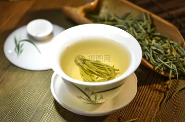 人生如茶的话题优秀作文（《品百茶而思人生》）