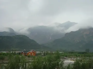 家乡雨景的话题优秀作文（《记忆中故乡的雨》）