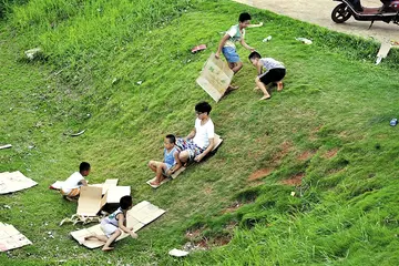 有关留在童年的作文精选范例（《尘封记忆中的童年》）