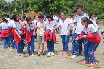 渴望青春的话题优秀作文（《步入青春的我们》）