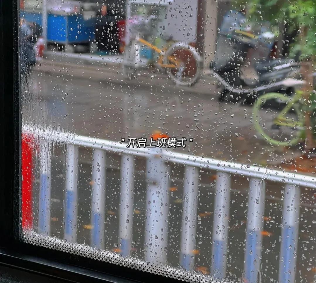 适合下雨天的文案（非常经典的雨天短句）