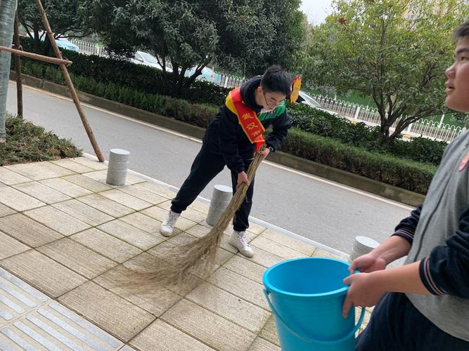 清洁工无私奉献的作文（《清洁工人，默默奉献城市》）