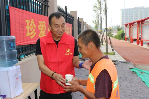 清洁工无私奉献的作文（《清洁工人，默默奉献城市》）