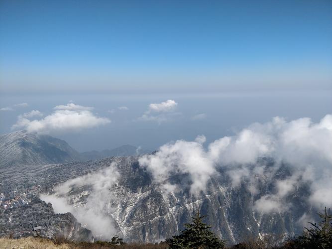 以旅游中的风景为话题的作文600字（《在景区的邂逅》）