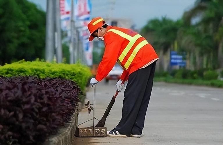 令人敬佩的清洁工900字作文（《敬佩清洁工人的无私奉献》）