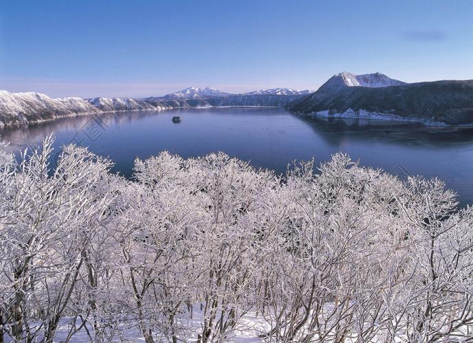 以我眼中的冬天为题写一篇作文（《白雪皑皑，眼中映出冬日美景》）