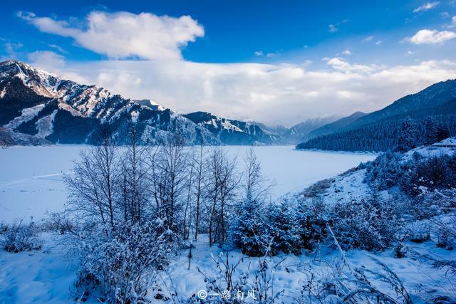 有关冬天迷人的景色的作文题目（《WinterWonderland:AMagicalTaleofaSnowyLandscape》）