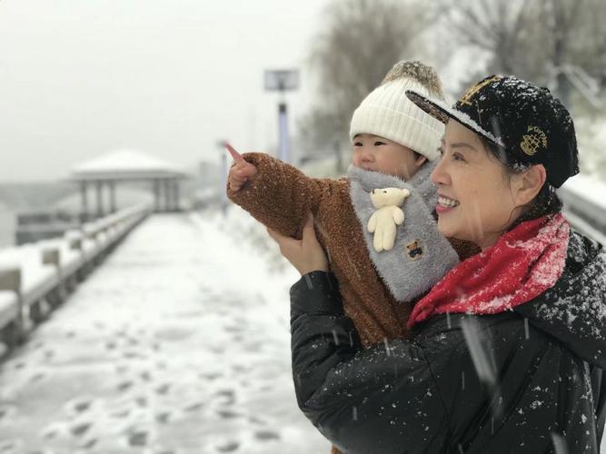 以白雪一片的老家为话题的作文怎么写（《白雪荒原下的坚守》）