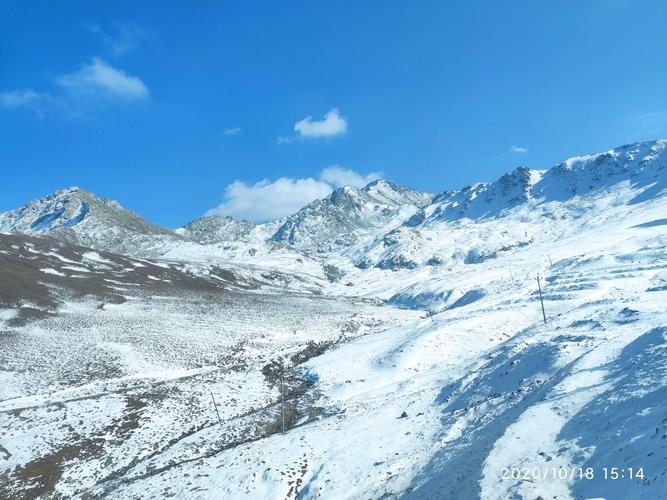 以白雪皑皑的家乡为话题的作文题目（《“冬日里的白雪皑皑”——一场寻找雪人的冒险》）