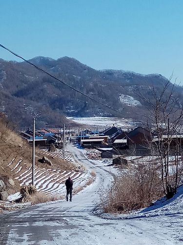 以白雪皑皑的家乡为话题的作文题目（《“冬日里的白雪皑皑”——一场寻找雪人的冒险》）