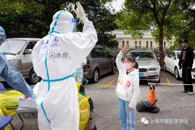 关于疫情感人的故事作文（《她用爱和勇气，守护着这座城市》）