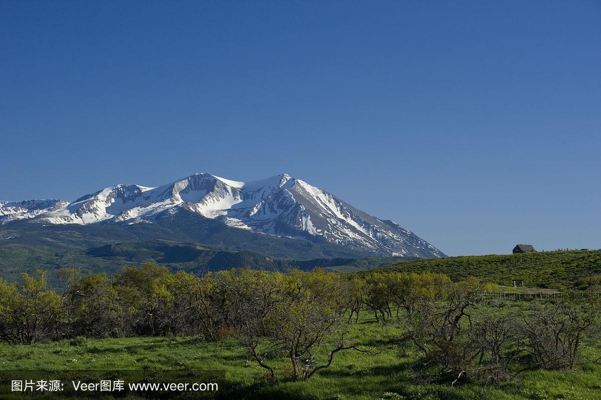 有关赞美山景的唯美诗句的短句子（唯美山景诗句汇集）