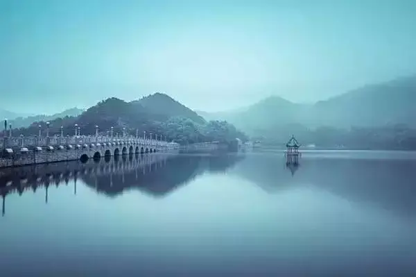 深夜听雨安静心情古诗句（19首古诗词赏尽夏雨）