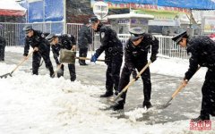 有关初冬扫雪的作文题目（《初冬的雪景下，彼此之间的故事》）