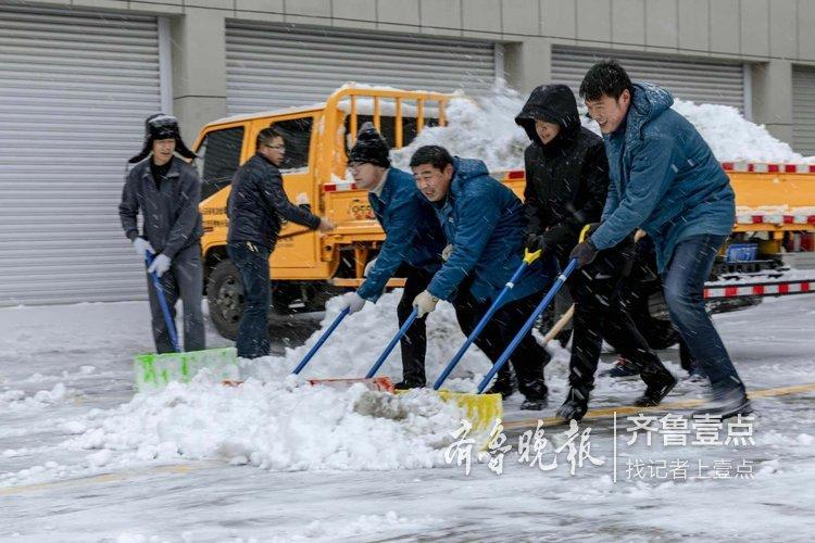 有关谢谢扫雪的人的作文素材（《毫不起眼的一把铁铲，却让城市变得更美好》）