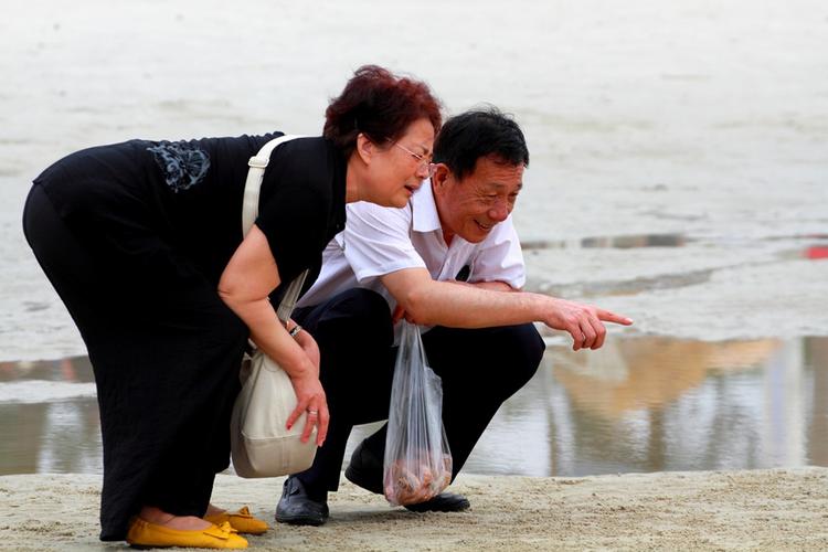 夫妻相濡以沫的句子短句（夫妻相伴，执手共度美好人生）