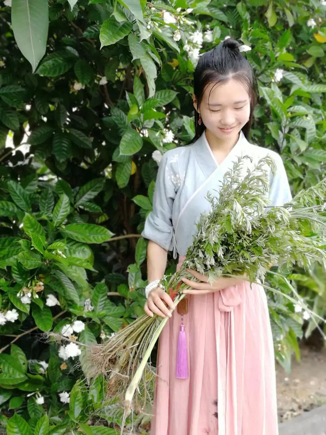 悠悠艾草香的诗句（八首艾草诗词）