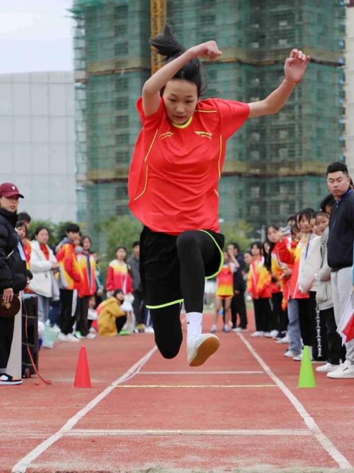 以运动会精彩的瞬间为题600字作文（《体育盛宴，闪耀辉煌——一场运动会的精彩瞬间》）