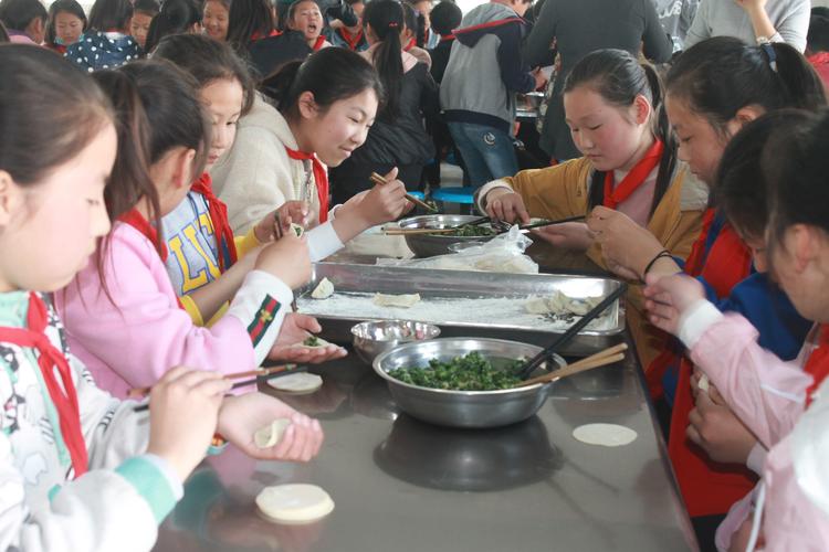 小学生写包饺子（《小学生包饺子，欢声笑语中的团圆节日》）