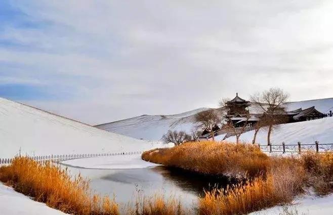 描写雪花的古诗词名句（大雪纷飞的诗句）