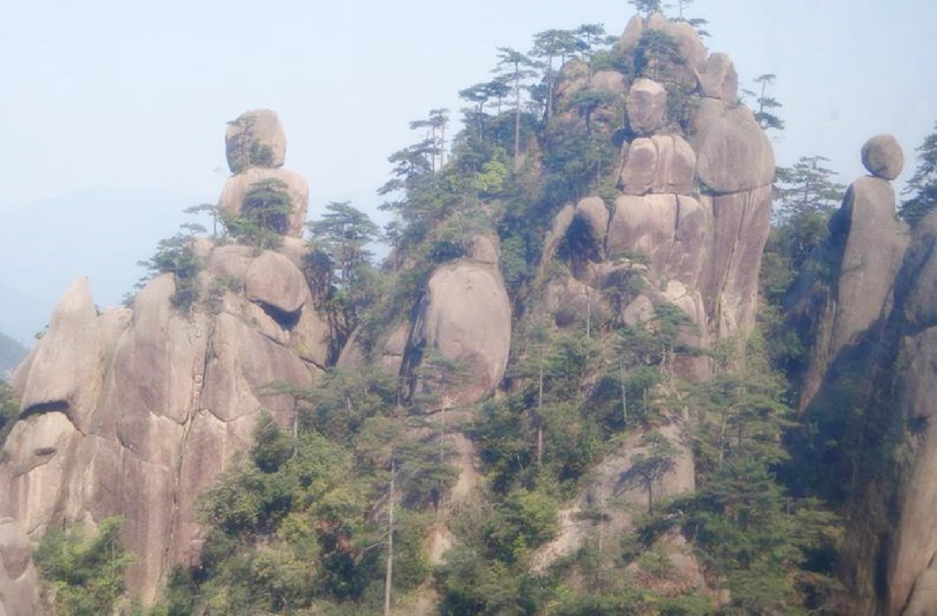 《游黄山》名言10句（左天都，右莲花，背倚玉屏风，两峰秀色）