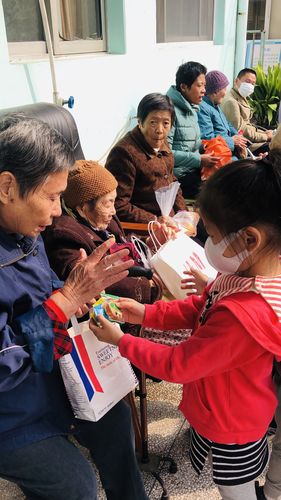 重阳节给老人送礼物的说说（重阳节送长辈祝福：重阳节，我们为长辈送上美好祝福）