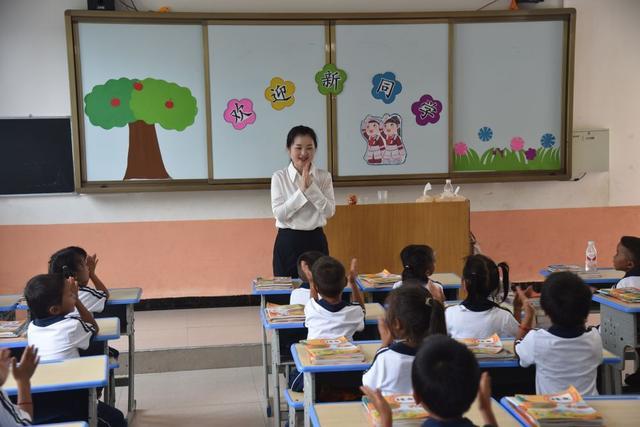 有关小学老师秋季新生开学寄语的句子有哪些（爱的陪伴，成长的路）