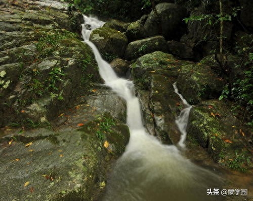 一溪流水秀空灵，云自无心水自闲（描写小溪的古诗词）