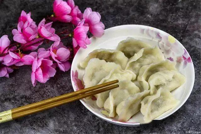 冬至吃饺子怎么发说说（冬至饺子祝福）