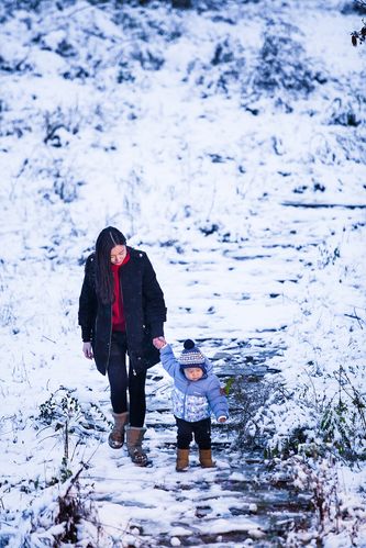 关于冬天第一场雪的唯美说说（《雪花飞舞，纯白世界》）