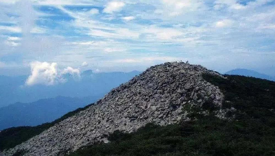 有关登山的好句雄伟的句子摘抄（攀登壮美、风景无限）