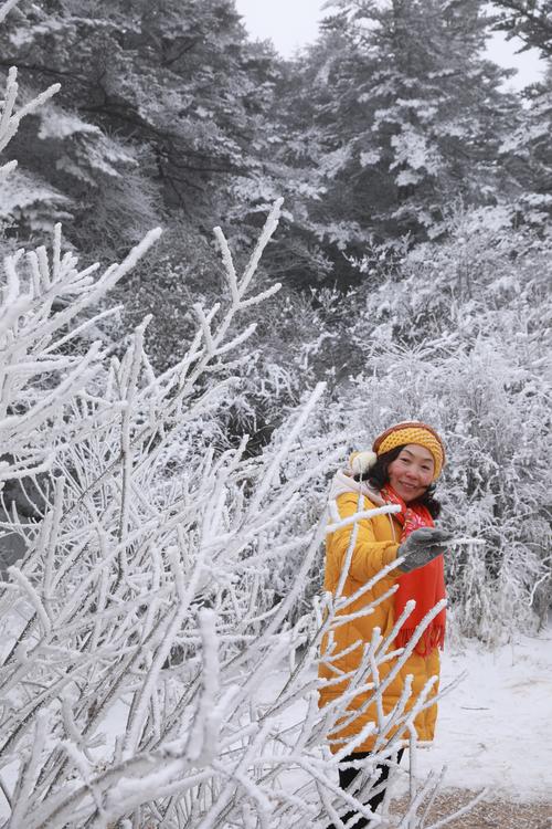 有关冬天的雪花飘飘的作文怎么写（《雪景如画，与爱人相伴》）