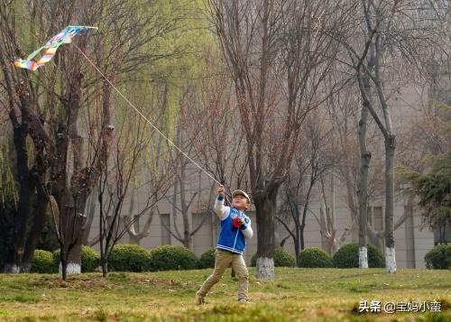 春天放风筝作文600字优秀作文（《SpringKiteFlying:TheJoyofChildhood》）